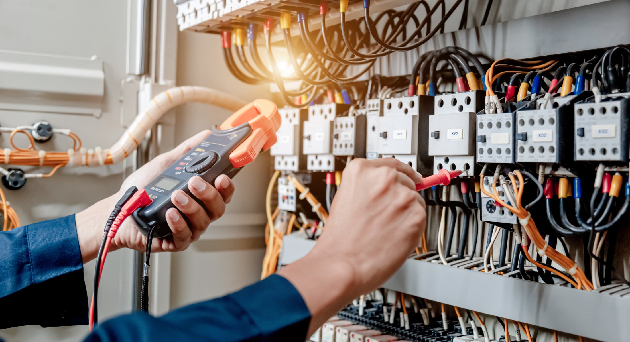 Der Unterschied zwischen einem Elektriker und einem Elektroniker
